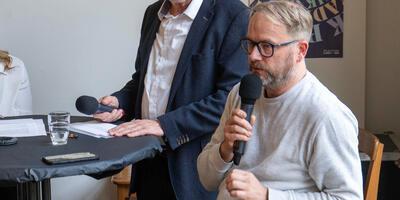 Dimitri beantwoord de vragen van Cyrie